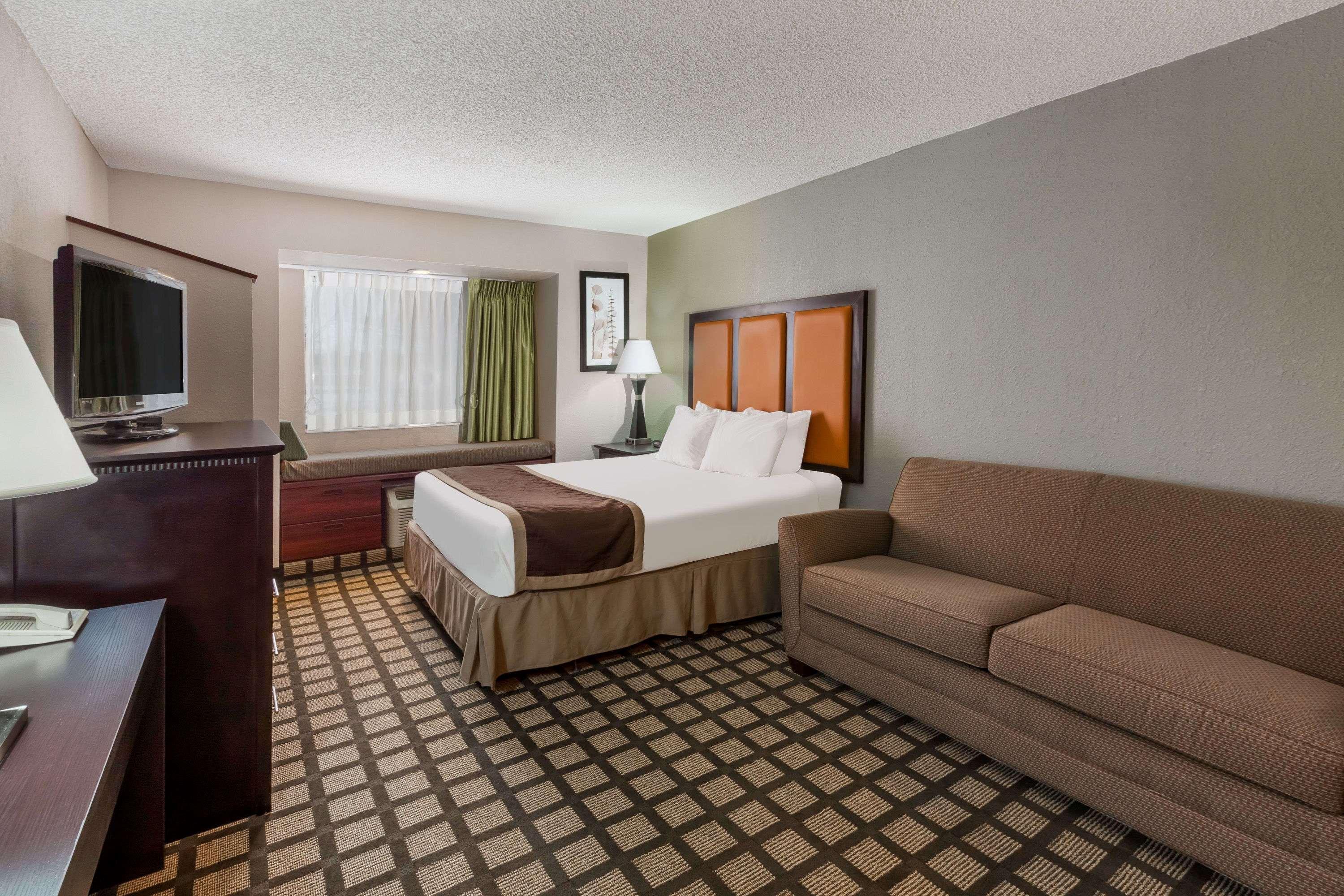 Baymont By Wyndham Gaylord Hotel Exterior photo