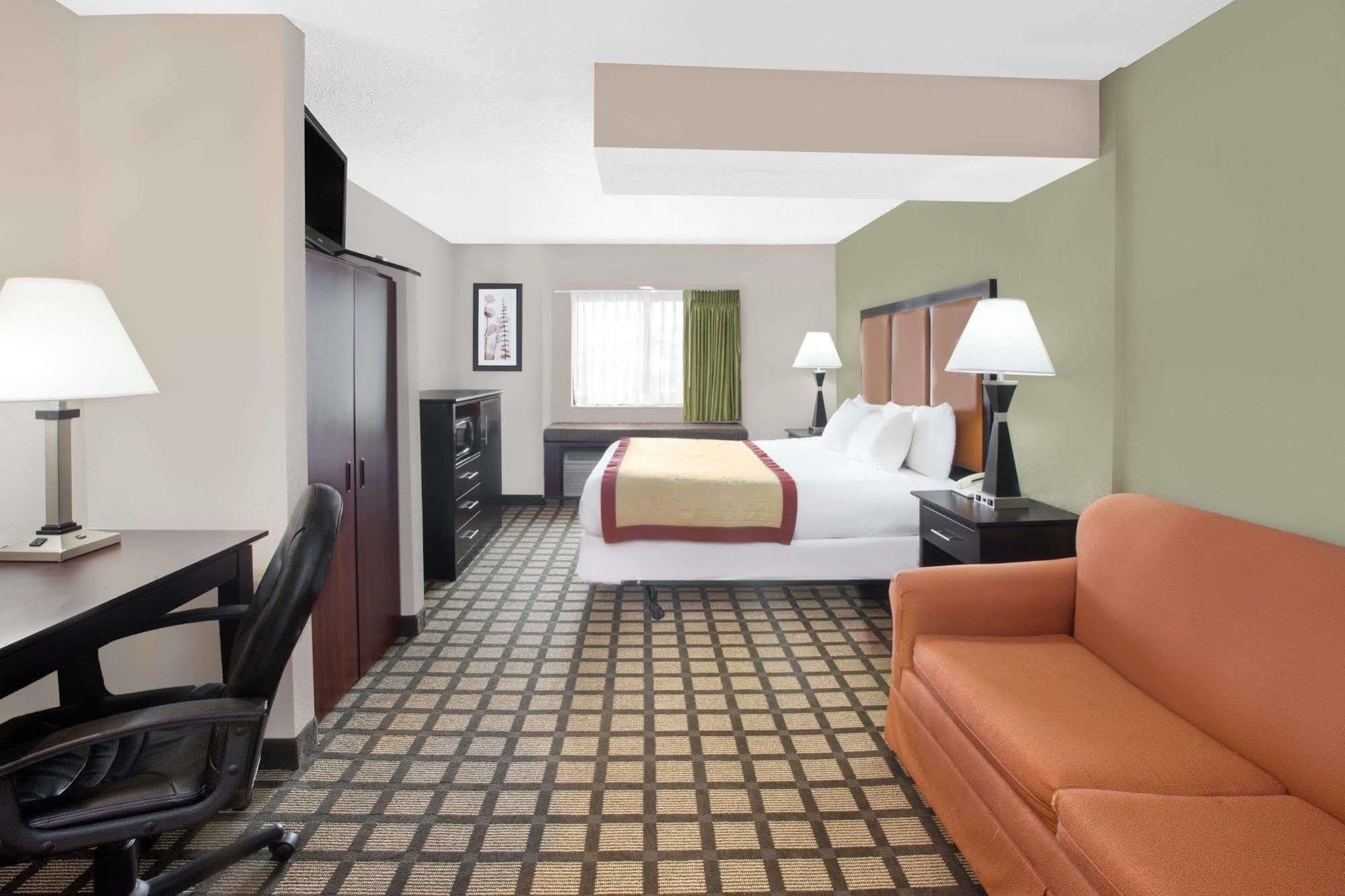 Baymont By Wyndham Gaylord Hotel Exterior photo